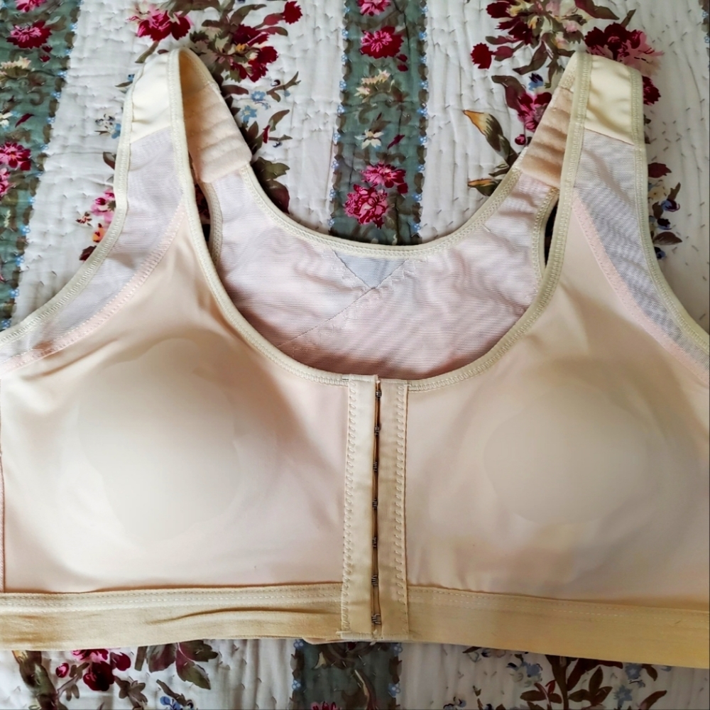NWOT-adjustible supports bra,  XL